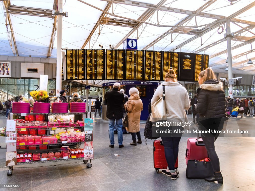 England, Manchester, Piccadilly station, COMMUTERS
