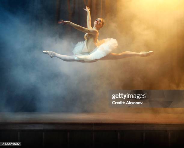 danseur de ballet sur scène dans l’espace - danse classique photos et images de collection