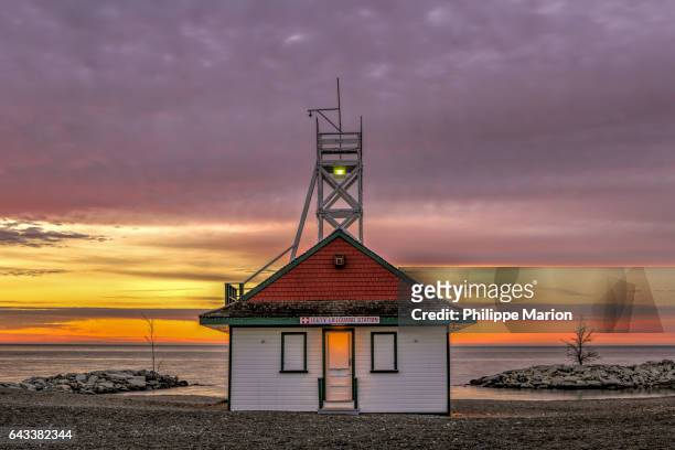sunrise over leuty lifeguard station - woodbine and kew beach, toronto - beach cottage bildbanksfoton och bilder