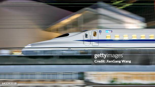 reihe n700 shinkansen-hochgeschwindigkeitszug - bullet train stock-fotos und bilder