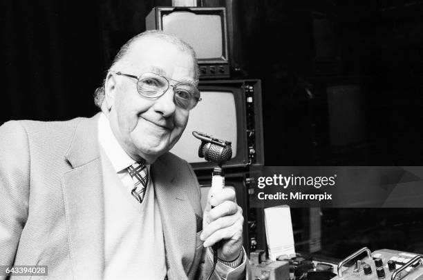 Commentator Mic 136 Ted Lowe Photos & High Res Pictures - Getty Images