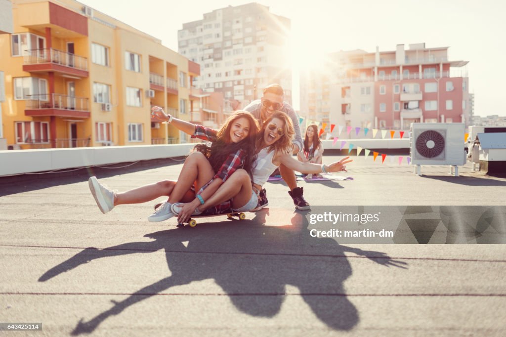 Amigos divirtiéndose en el último piso