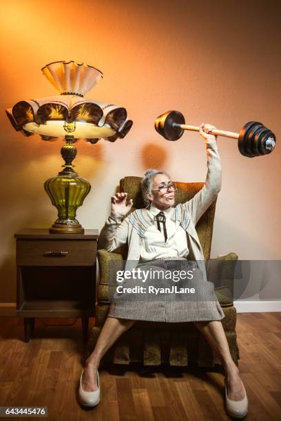 mamie musculation dans la salle de séjour - grandmas living room photos et images de collection