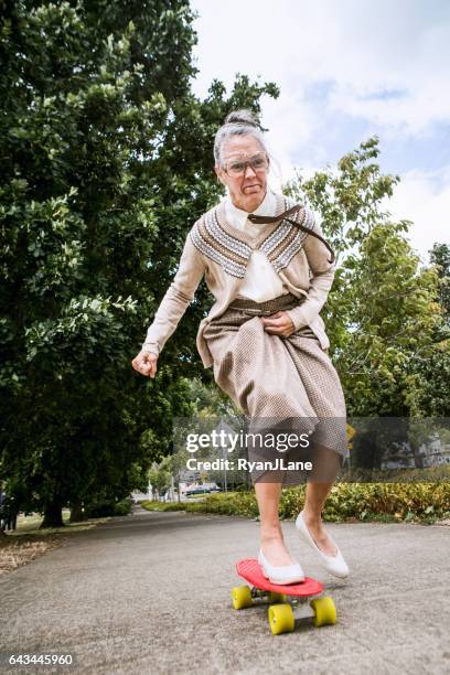 moedige oma skateboarden - crazy old people stockfoto's en -beelden