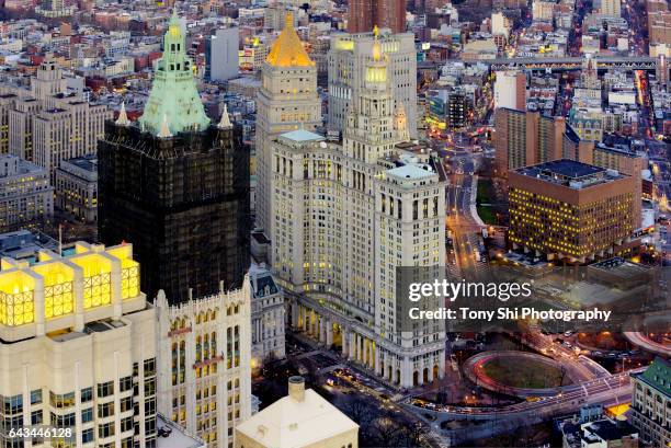 lower manhattan - financial district - municipal building - woolworth building stockfoto's en -beelden