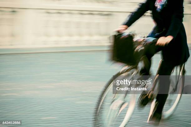 cykel rörelse med en oigenkännlig person som rider på ljubljana prešeren square. - oigenkänliga personer bildbanksfoton och bilder