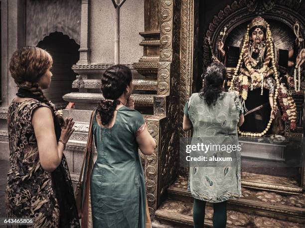 femmes adorer la déesse kali dans little india singapore - kali photos et images de collection