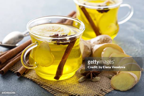 ginger and lemon drink - tee warmes getränk stock-fotos und bilder
