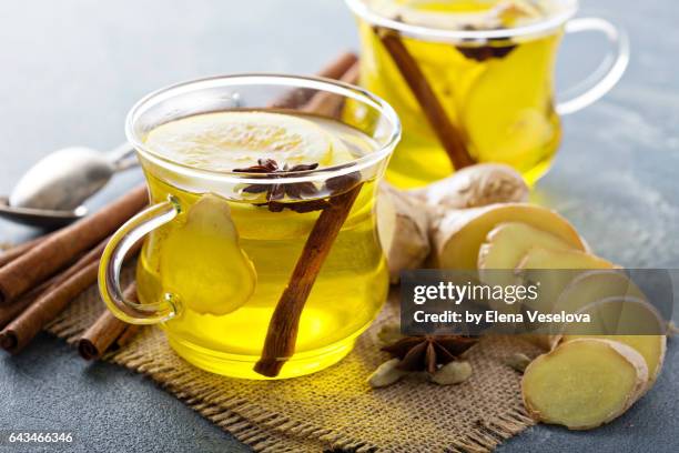 ginger and lemon drink - gember stockfoto's en -beelden