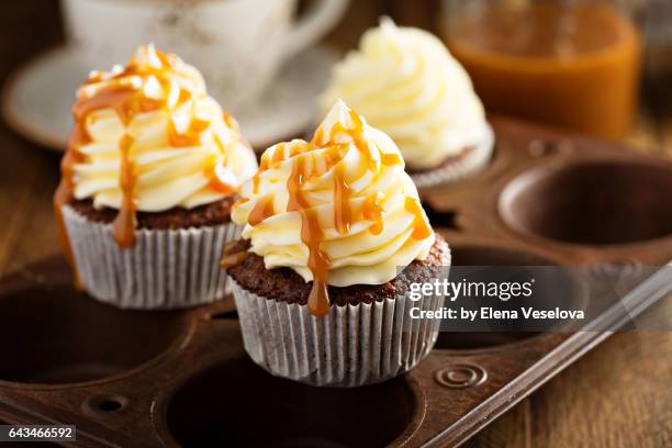 homemade butterscotch cupcakes - salted fotografías e imágenes de stock