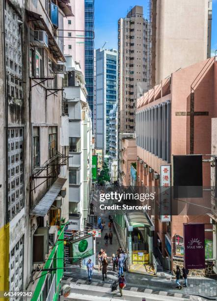 drukke straatbeeld in hong kong - hongkong-eiland stockfoto's en -beelden