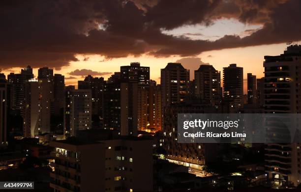 sunset with dark clouds in belem, brazil. - o anoitecer foto e immagini stock