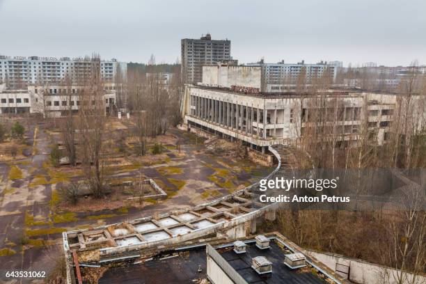 view of the house of culture "energetic" and the central square of pripyat - chernobyl stock-fotos und bilder