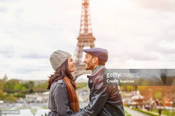 jung und verliebt in paris - couple paris stock-fotos und bilder