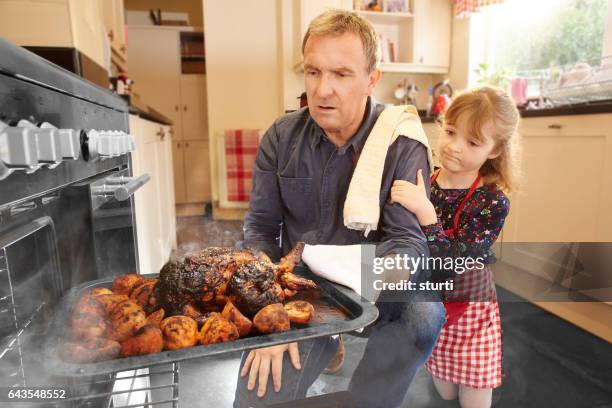 braten abendessen ausfallen - bratengericht stock-fotos und bilder