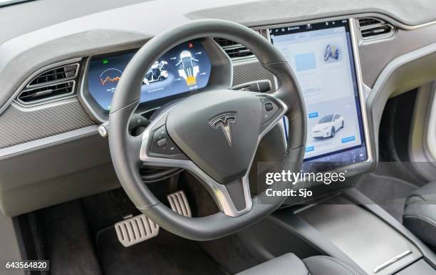 tesla modelo x todos los vehículos deportivos utilitarios (suv) interior eléctrico de cruzamiento - cuadro de instrumentos fotografías e imágenes de stock