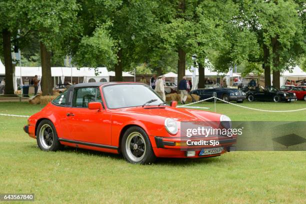 porsche 911 targa coche deportivo clásico vintage frente - porsche carrera fotografías e imágenes de stock