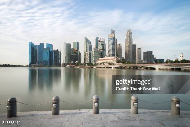 singapore cityscape and urban skyline - teatro esplanade fotografías e imágenes de stock