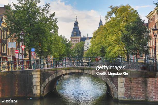 bridge over spiegelgracht canal in amsterdam, netherlands - amsterdam sunrise stockfoto's en -beelden