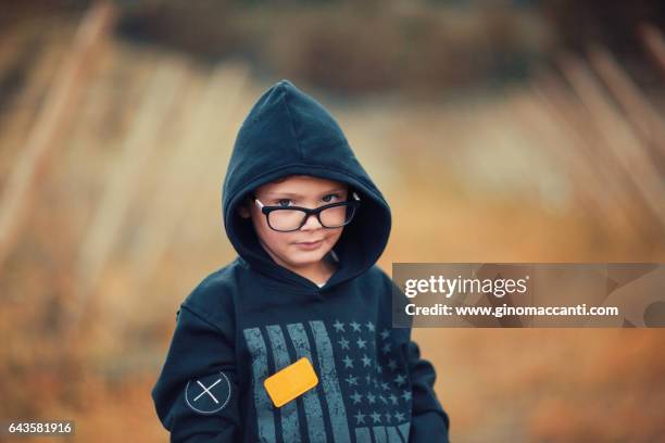 niño en el campo - chándal stock pictures, royalty-free photos & images