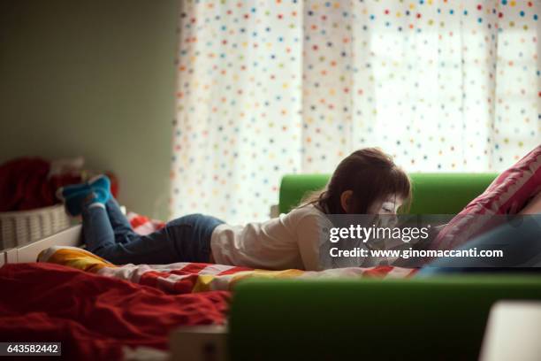 niña con tablet computer - habitación stockfoto's en -beelden