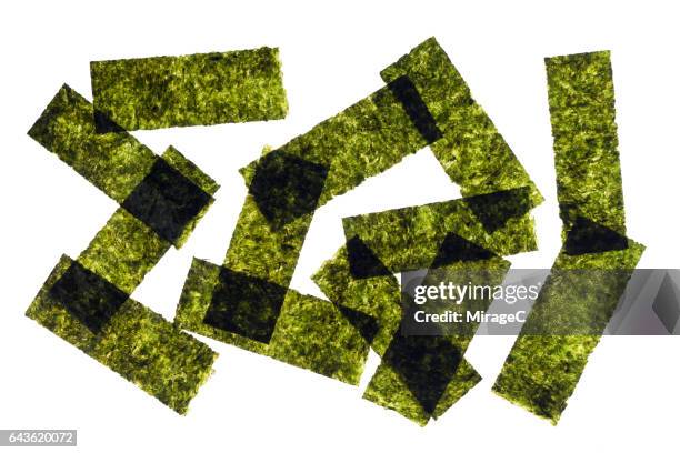 nori seaweed sheets heap - nori photos et images de collection