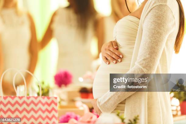 zwangere vrouw op baby shower - babyshower stockfoto's en -beelden