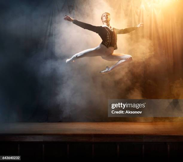 ballett-tänzerin auf der bühne im theater - balletttänzer männlich stock-fotos und bilder