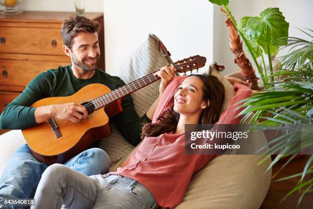 ik schreef dit alleen voor jou - een serenaden brengen stockfoto's en -beelden