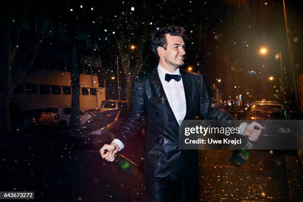 happy young man celebrating on the street - esmoquin fotografías e imágenes de stock