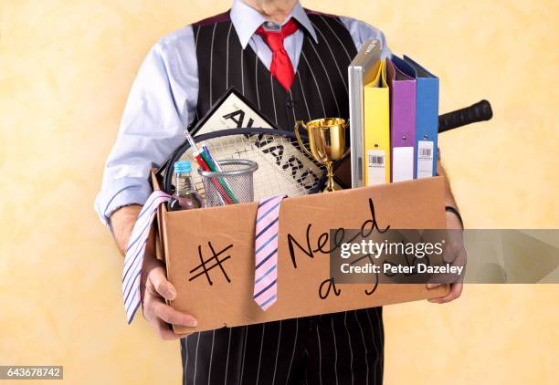 businessman made redundant - búsqueda de trabajo fotografías e imágenes de stock