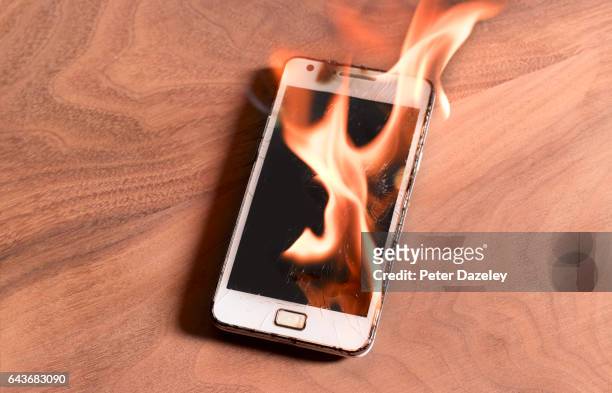 smart phone burst into flames - accidents and disasters photos fotografías e imágenes de stock