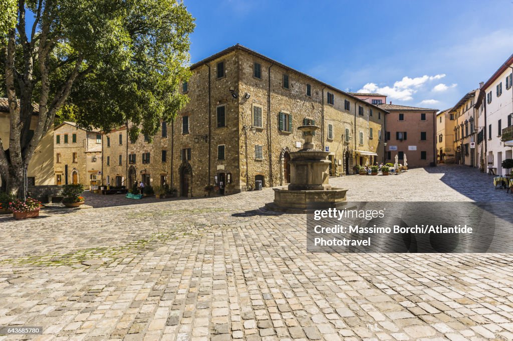 Piazza (square) Dante Alighieri