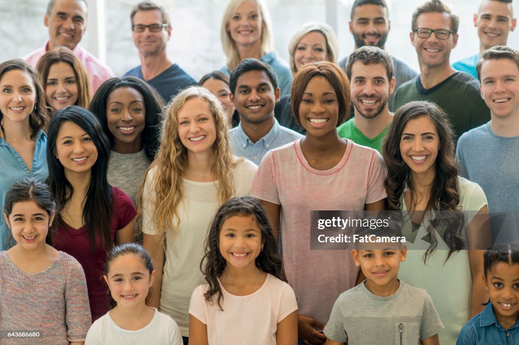 Grand groupe de personnes souriant