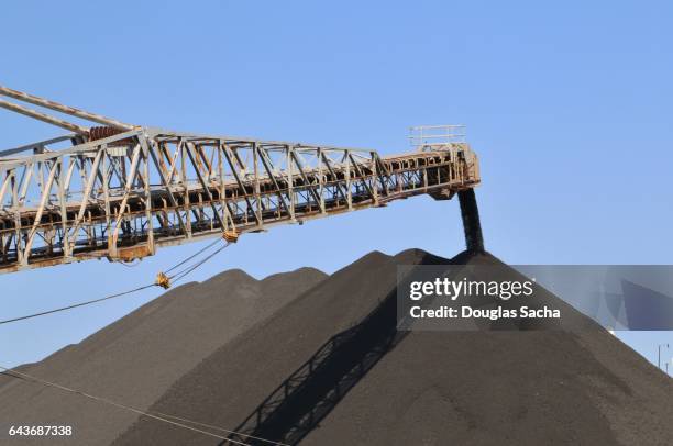 movable conveyor unloads piles of aggregate material - americana metálica fotografías e imágenes de stock