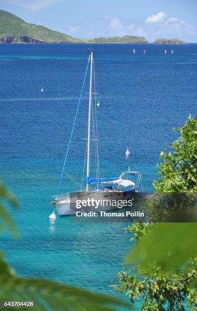 sailboat in the turquoise bay of les saintes - paradisiaque foto e immagini stock