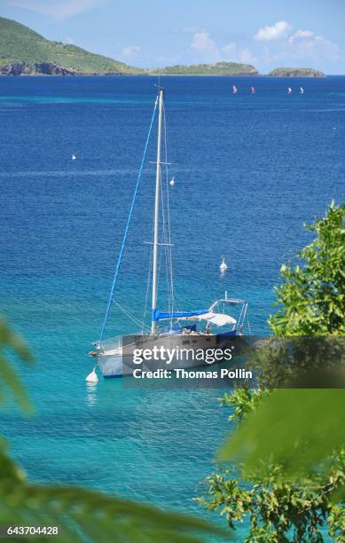 sailboat in the turquoise bay of les saintes - paradisiaque - fotografias e filmes do acervo