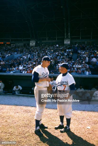 Gil Hodges of the Los Angeles Dodgers talks to an assistant coach Charlie Dressen during an MLB game circa 1958.