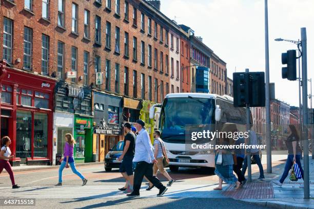 peatones en las calles de cork, irlanda - condado de cork fotografías e imágenes de stock