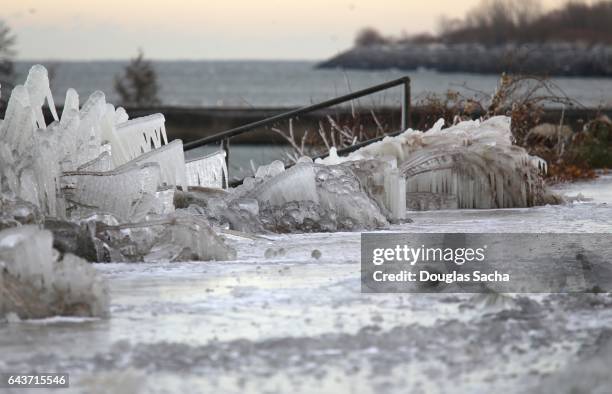 frozen landscape along the shore, cleveland, ohio, usa - ice storm stock pictures, royalty-free photos & images