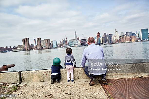 father and sons look at manhattan. - panorama nyc day 2 foto e immagini stock