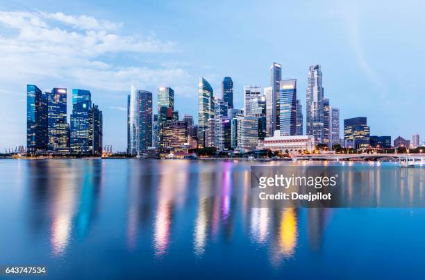 de singapore downtown en marina bay business district skyline in schemerlicht - singapore stockfoto's en -beelden