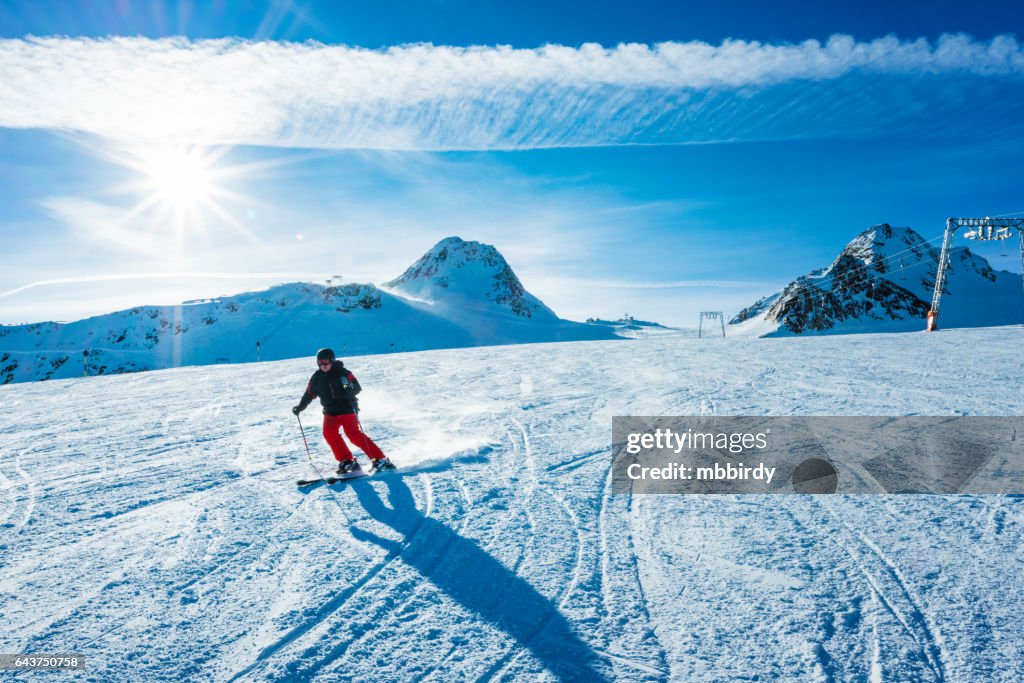 Skifahrer auf der Piste des Skigebiets Ski