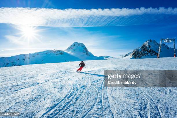 skifahrer auf der piste des skigebiets ski - sölden stock-fotos und bilder