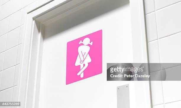 desperate toilet door sign - vrouwelijke gestalte stockfoto's en -beelden