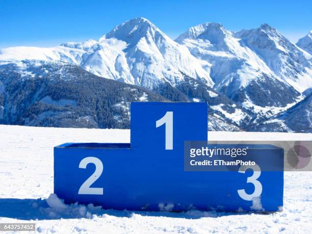 empty winners' podium in the snow - wintersport stock-fotos und bilder