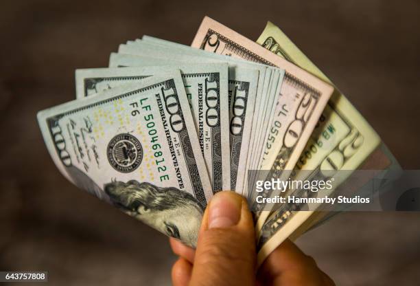 onherkenbaar volwassen man die amerikaanse dollarbiljetten - amerikaanse dollar stockfoto's en -beelden