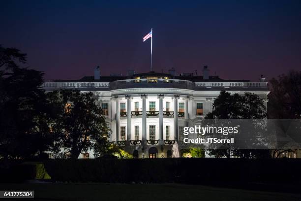 white house at night - white house exterior fotografías e imágenes de stock