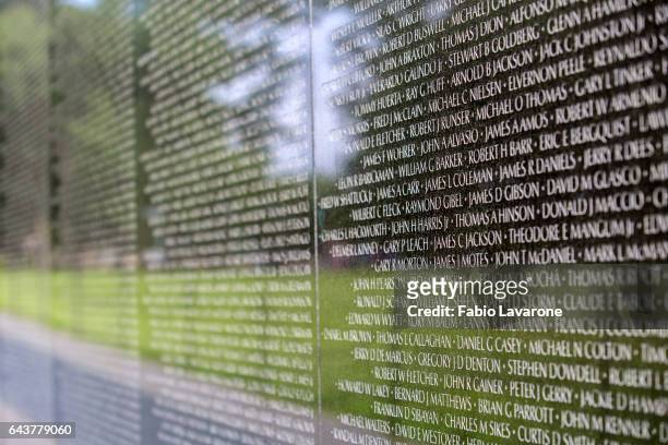 vietnam memorial on the mall in washington dc - vietnam war stock pictures, royalty-free photos & images