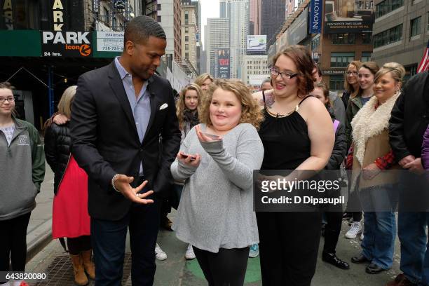 Calloway interviews Alana "Honey Boo Boo" Thompson and Lauryn "Pumpkin" Shannon during their visit to "Extra" in Times Square on February 22, 2017 in...